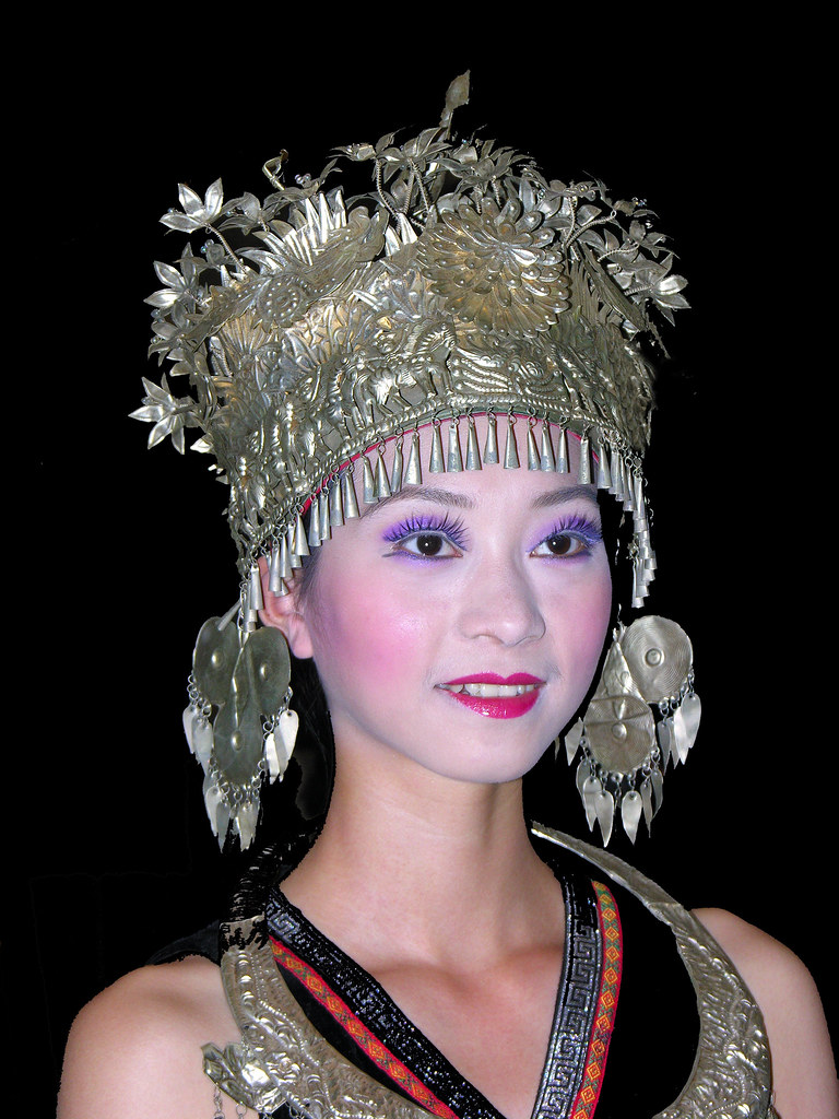 China-7843 - Entertainer